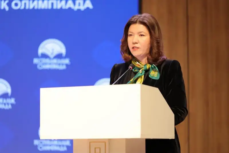 Министр просвещения Жулдыз Сулейменова наградила победителей республиканской олимпиады (2)