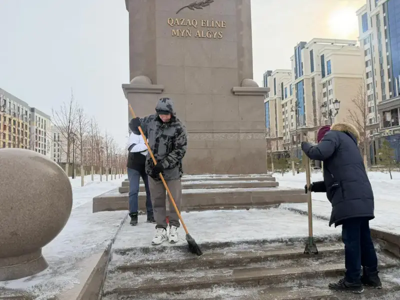 В Астане на территории монумента «Қазақ еліне мың алғыс» провели уборку (3)