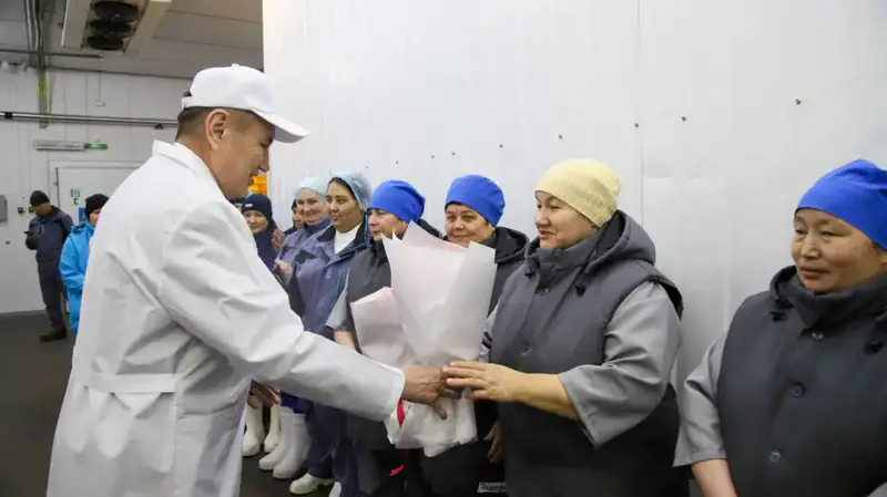 Аким ВКО поздравил с наступающим 8 Марта женщин, которые вносят особый вклад в развитие региона (2)