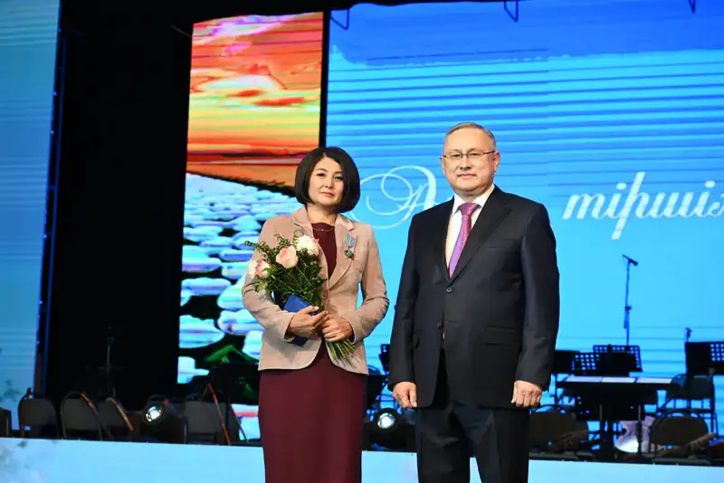 Бейбит Исабаев поздравил жительниц Жетісу с 8 Марта и вручил государственные награды (7)