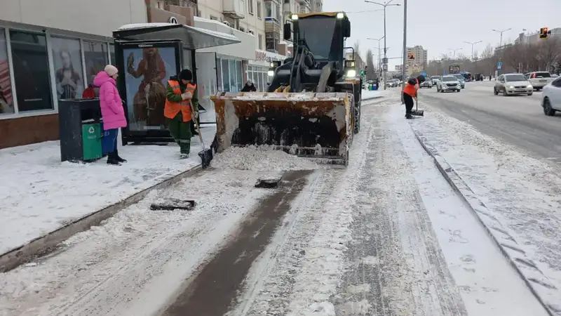 Около трех тысяч дорожных рабочих и более 1,6 тысячи единиц спецтехники задействовано в снегоуборочных работах в Астане (6)
