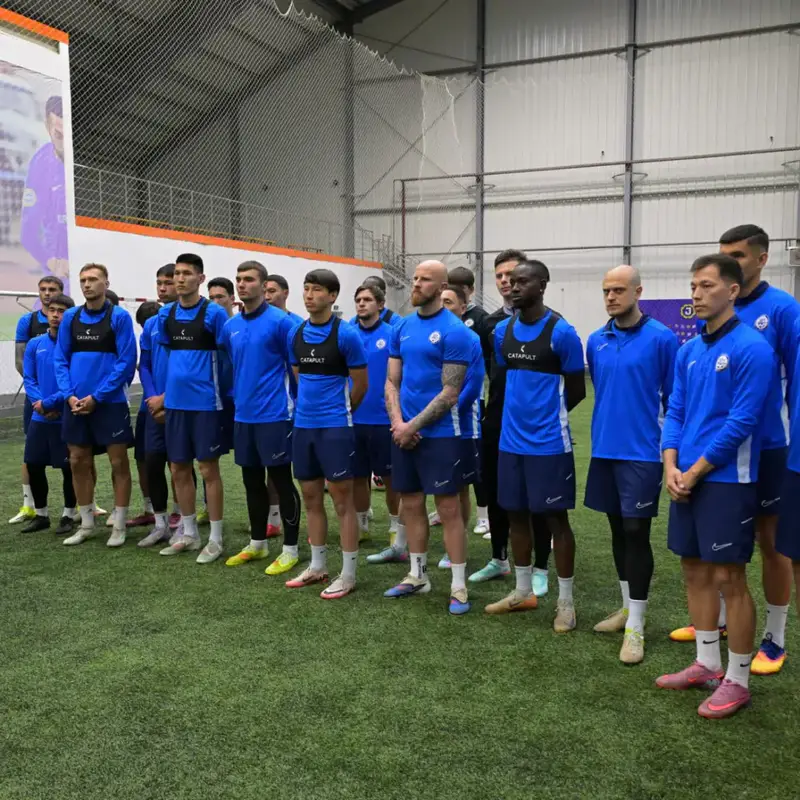 Аким области Асаин Байханов встретился с игроками и тренерским штабом ФК «Иртыш», поздравив команду с началом нового сезона в Премьер-лиге Казахстана (4)