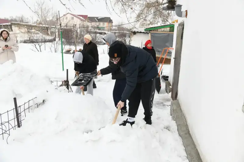 Активисты столичного Дома дружбы убрали снег во дворах пенсионеров (5)