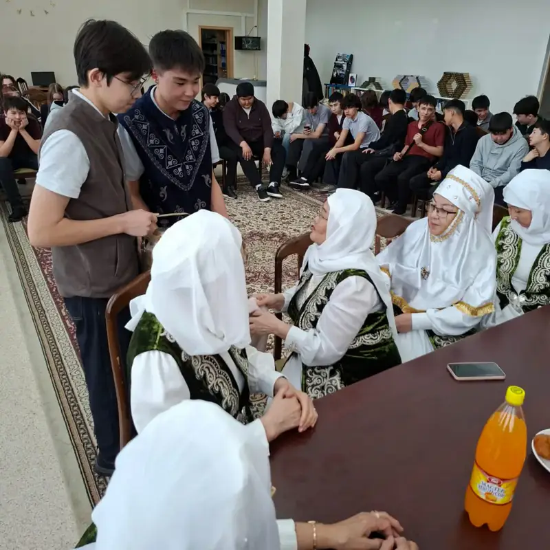 День Шанырака: столичные пенсионеры рассказали студентам о национальных традициях и дали свое благословение (4)