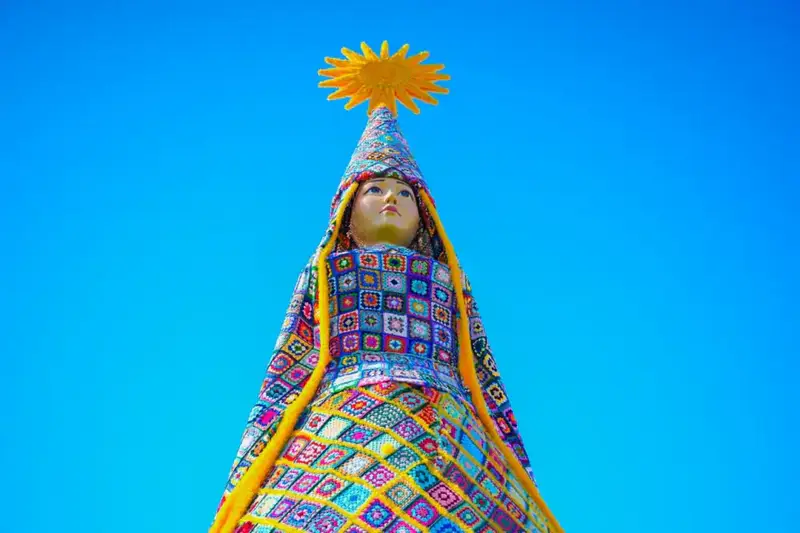 В Астане сотни людей связали необычную инсталляцию (2)