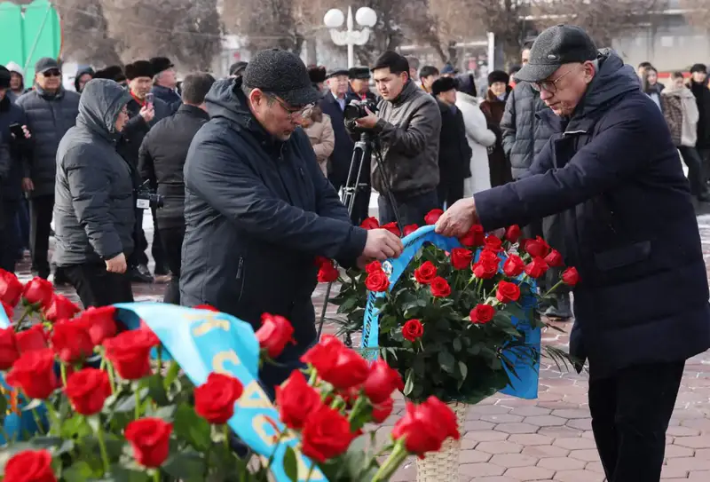 В Таразе состоялась церемония возложения цветов к памятнику Жамбылу Жабаеву (9)