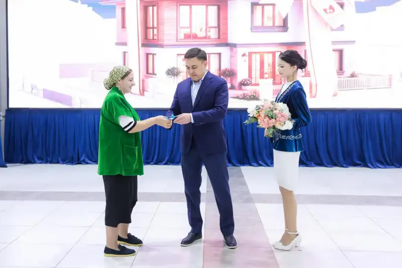 В ШЫМКЕНТЕ 50 СЕМЕЙ ПОЛУЧИЛИ КЛЮЧИ ОТ НОВЫХ КВАРТИР В ПРЕДДВЕРИИ НАУРЫЗА (2)