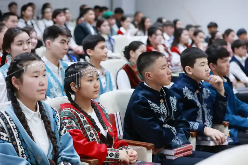 Ербол Карашукеев встретился с финалистами второго сезона «Ой шебері» (4)