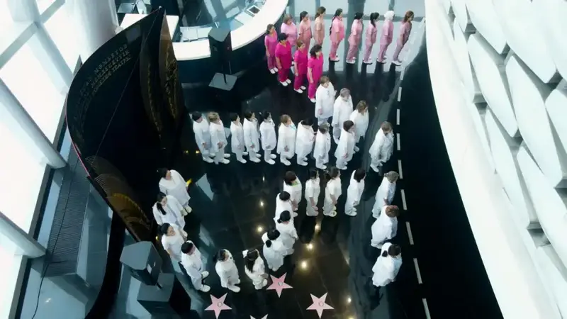 Столичные медики необычной акцией выразили поддержку новой Конституции (3)