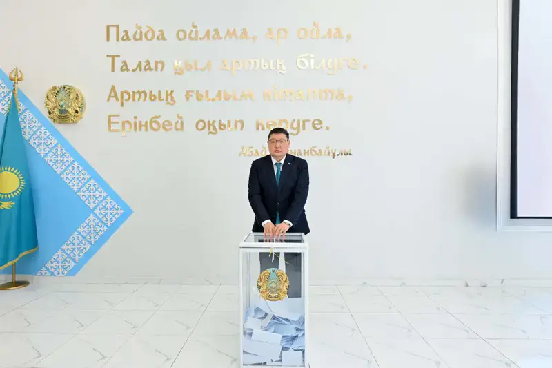 Аким области Абай проголосовал на референдуме (10)