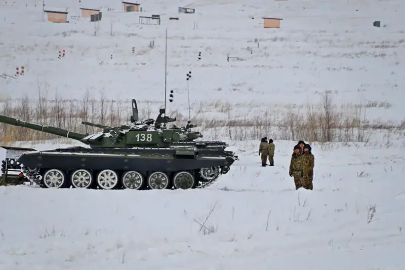 Танкисты отработали задачи по поражению целей в боевых условиях (3)