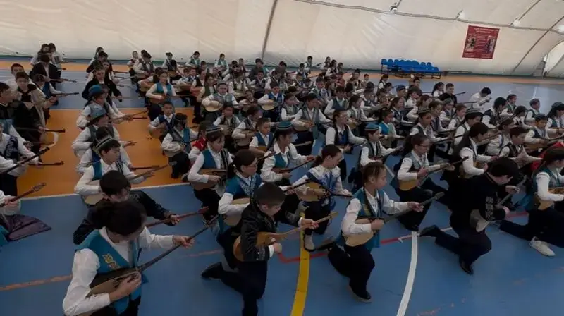 Около 10 тысяч юных домбристов Карагандинской области одновременно исполнили известные кюи (6)