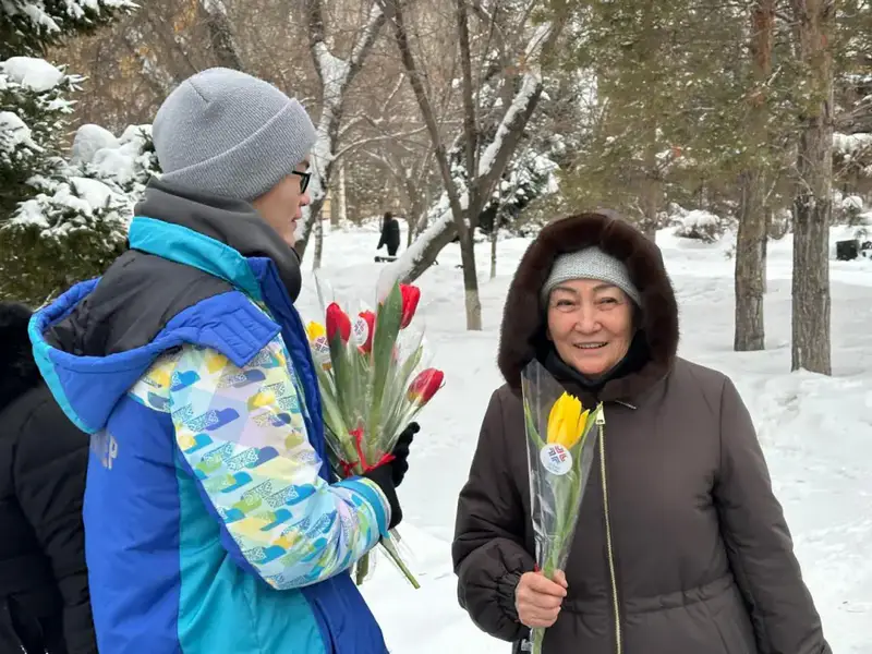 «Көктем шуағы»: в Астане волонтеры раздали женщинам цветы (9)