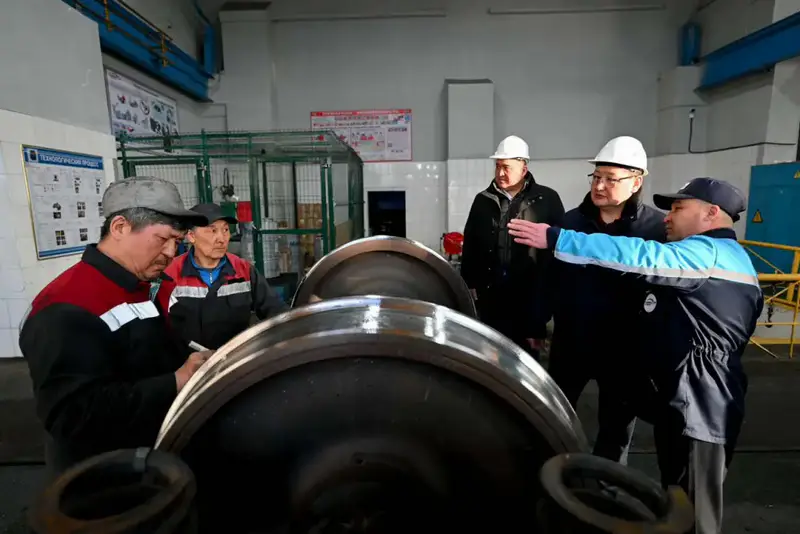 Аким области ознакомился с работой локомотивного депо «Қамқор Локомотив» в Аягозе (9)