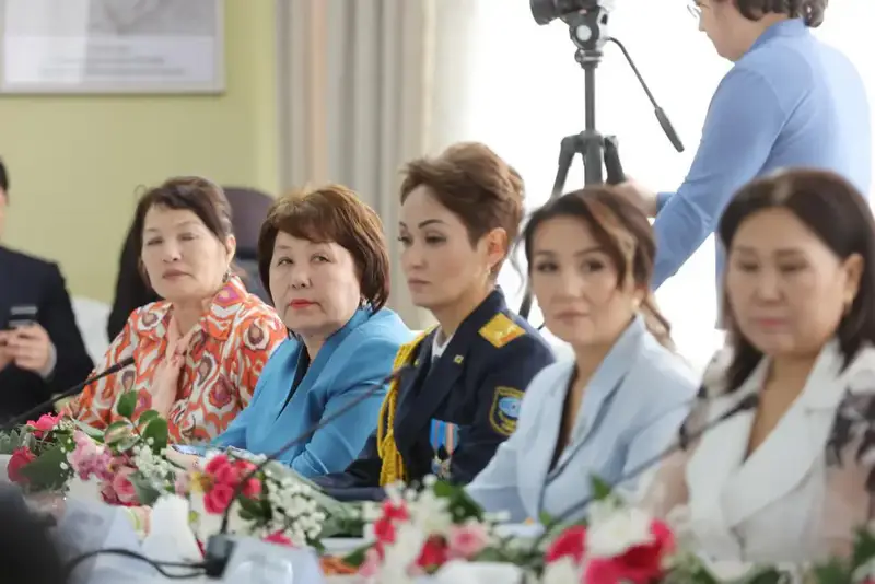 Ербол Карашукеев поздравил представительниц прекрасного пола с 8 Марта (2)