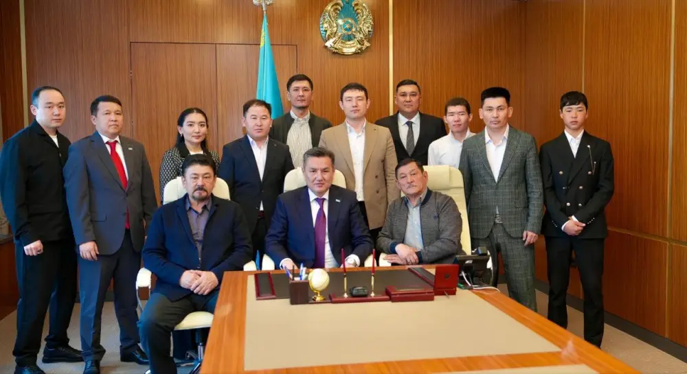 Аким ВКО провёл встречу с победителями республиканского айтыса (7)