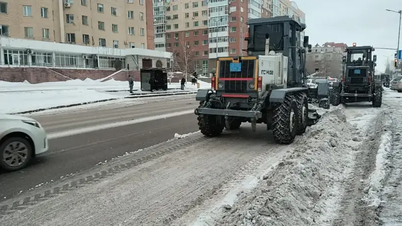 Около трех тысяч дорожных рабочих задействовано в снегоуборочных работах в Астане (10)