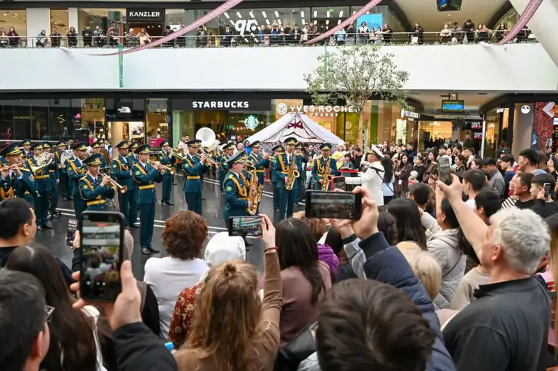 В Астане музыканты Центрального военного оркестра поздравили казахстанцев с праздником Наурыз (4)