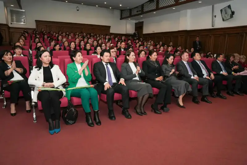 Министр юстиции Республики Казахстан Ерлан Сарсембаев поздравил всех представительниц прекрасного пола, работающих в органах юстиции, с праздником 8 марта – Международным женским днём (3)