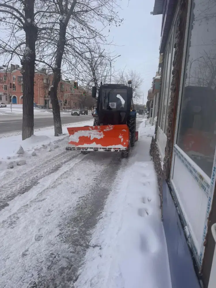 Около трех тысяч дорожных рабочих и более 1,6 тысячи единиц спецтехники задействовано в снегоуборочных работах в Астане (9)