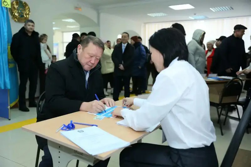Аким Костанайской области проголосовал на референдуме (3)