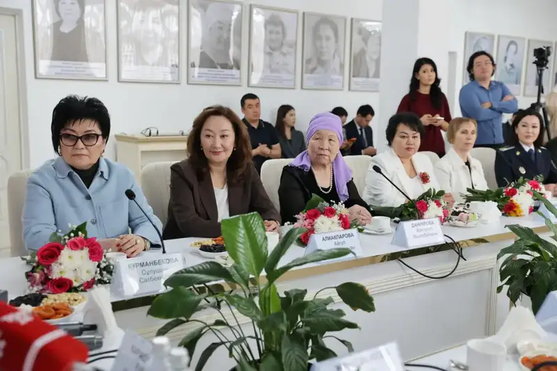 Ербол Карашукеев поздравил представительниц прекрасного пола с 8 Марта (4)