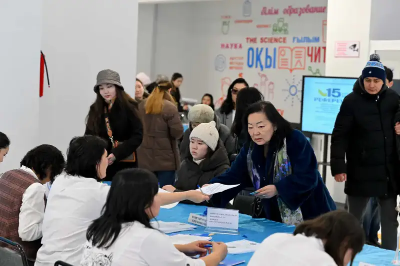 Аким области Абай проголосовал на референдуме (6)