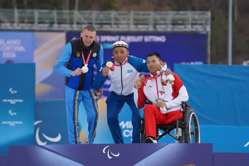 Министр туризма и спорта РК Ербол Мырзабосынов поздравил чемпиона Паралимпиады Ербола Хамитова (2)