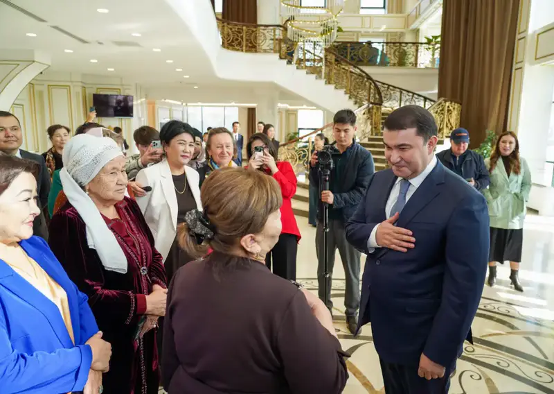 АКИМ ТУРКЕСТАНСКОЙ ОБЛАСТИ ВСТРЕТИЛСЯ С МНОГОДЕТНЫМИ И УВАЖАЕМЫМИ МАТЕРЯМИ И ПОЗДРАВИЛ ИХ С ПРАЗДНИКОМ (4)