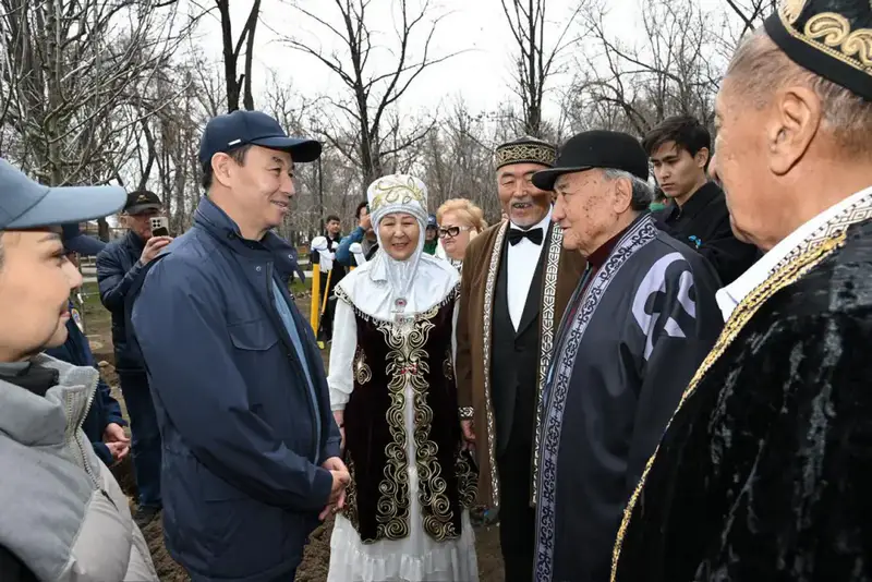 Аким Алматы принял участие в общегородском субботнике в честь Тазару күні (2)