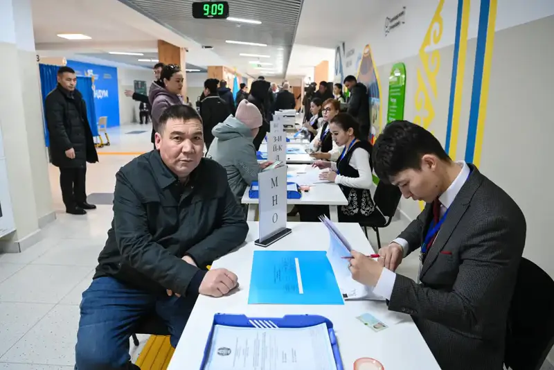 Глава региона проголосовал на республиканском референдуме (8)