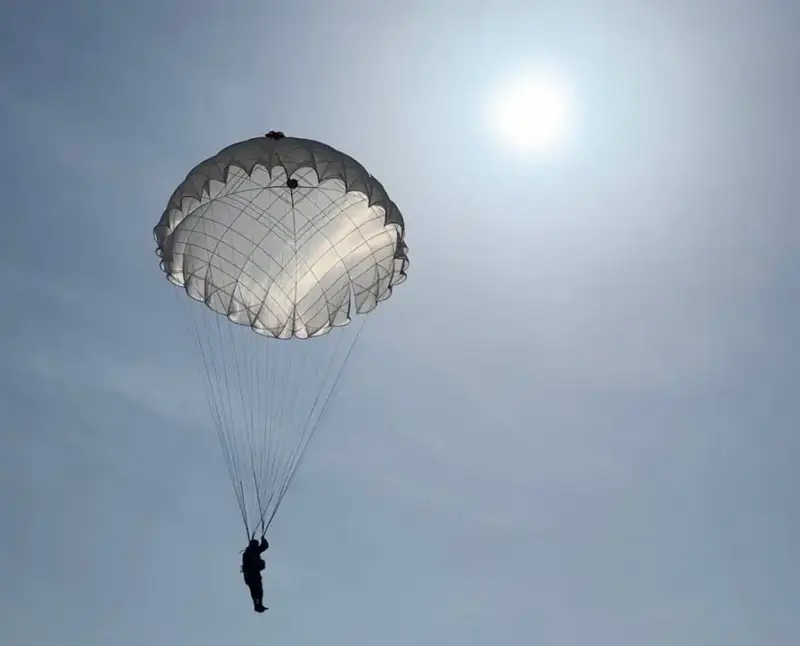 Курсанты военного института впервые выполнили учебные прыжки с парашютом (5)