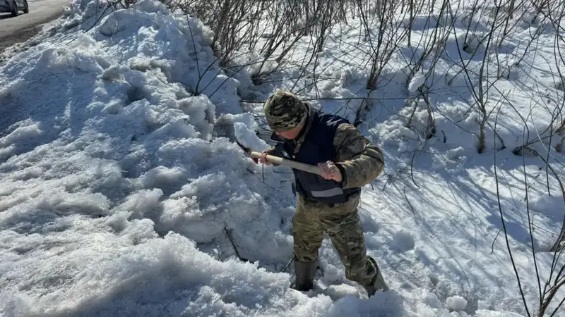 В районе Алтай военнослужащие в целях противодействия паводкам провели очистку каналов (4)