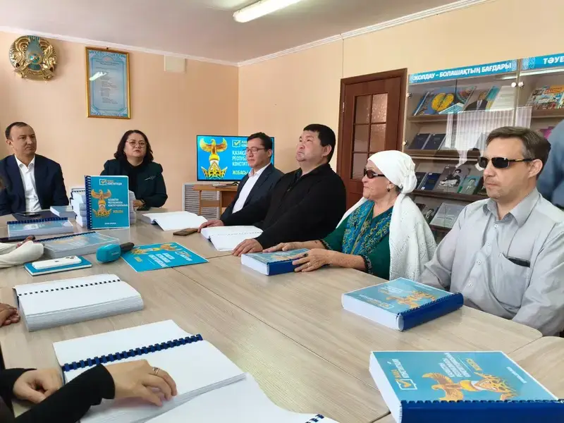 Доступное право: в Карагандинской области напечатали проект новой Конституции шрифтом Брайля (3)