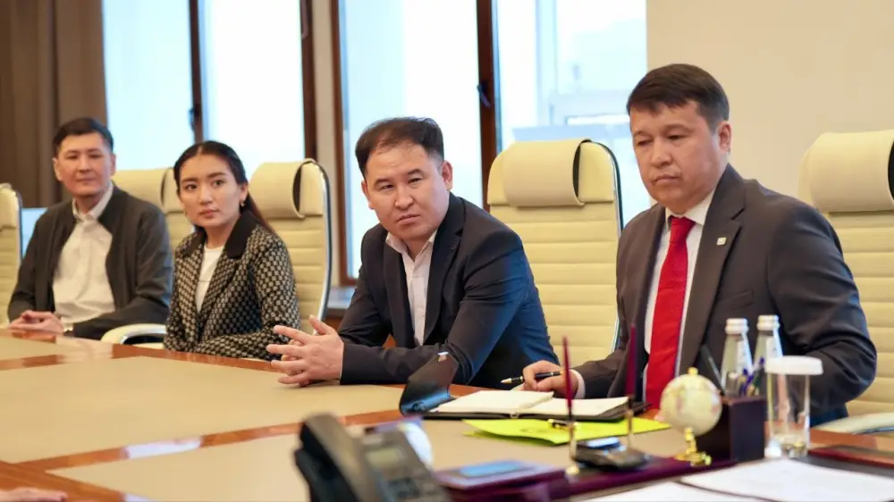 Аким ВКО провёл встречу с победителями республиканского айтыса (3)