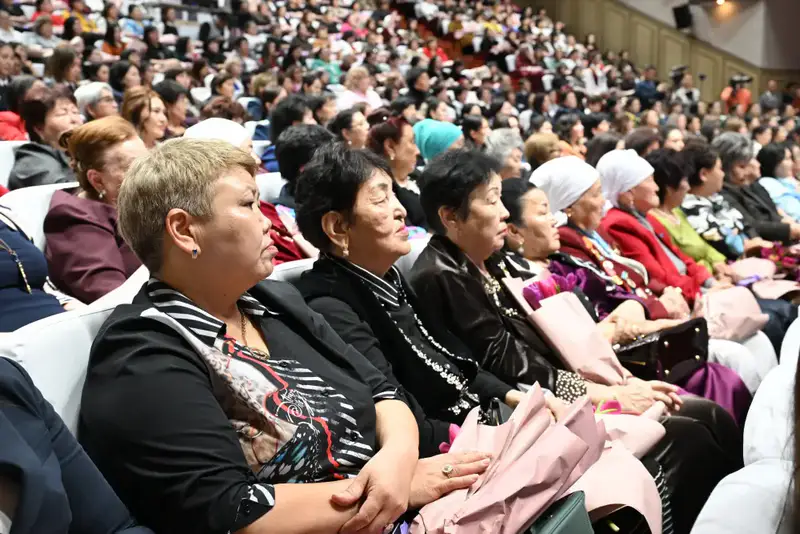 Бейбит Исабаев поздравил жительниц Жетісу с 8 Марта и вручил государственные награды (6)