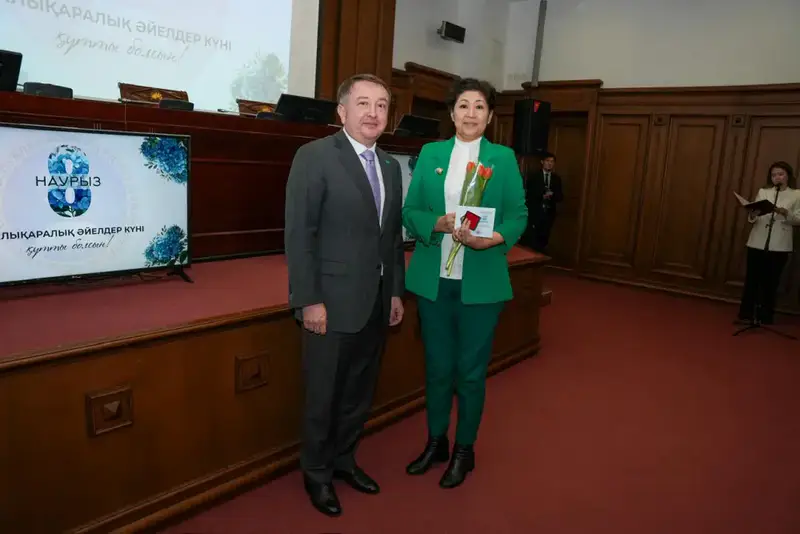 Министр юстиции Республики Казахстан Ерлан Сарсембаев поздравил всех представительниц прекрасного пола, работающих в органах юстиции, с праздником 8 марта – Международным женским днём (4)