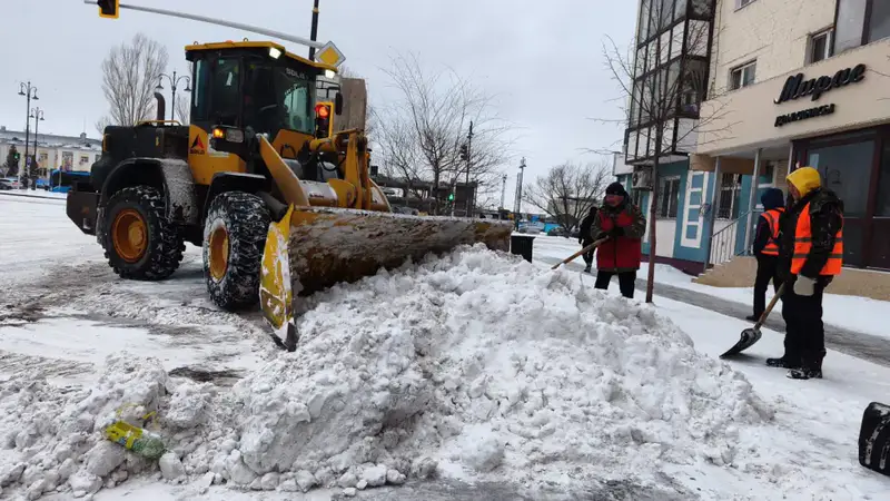 Около трех тысяч дорожных рабочих и более 1,6 тысячи единиц спецтехники задействовано в снегоуборочных работах в Астане (4)