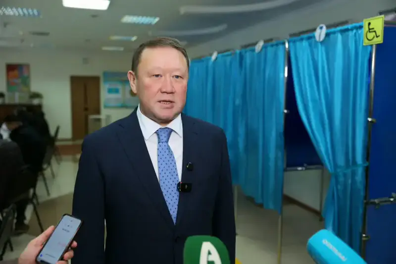 Аким Костанайской области проголосовал на референдуме (6)