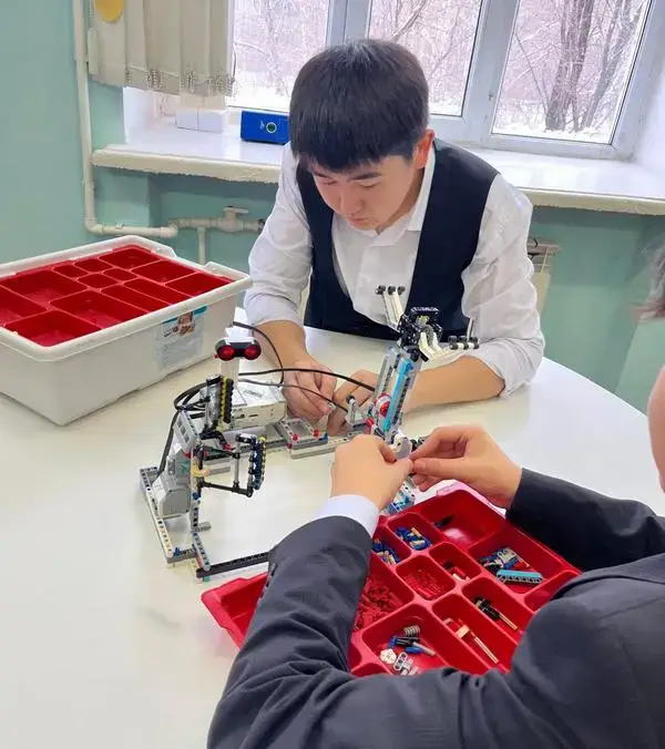 Ракетная платформа и бионический робот: карагандинцы взяли золото на национальном конкурсе (5)