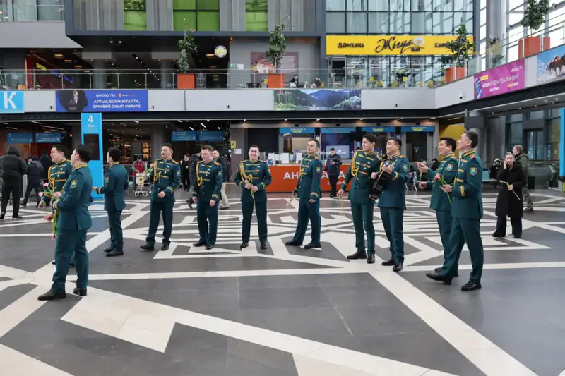 Песни и цветы в пути: легендарный мужской хор Нацгвардии поздравил женщин столицы (4)