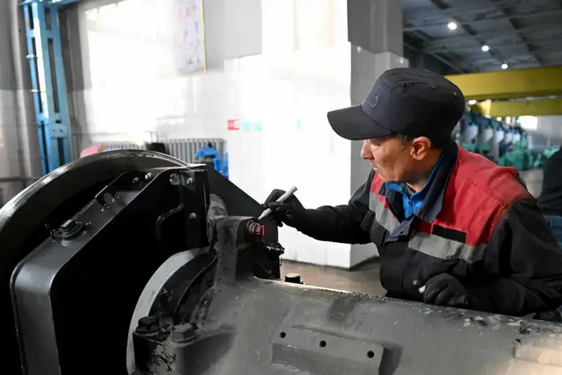 Аким области ознакомился с работой локомотивного депо «Қамқор Локомотив» в Аягозе (10)