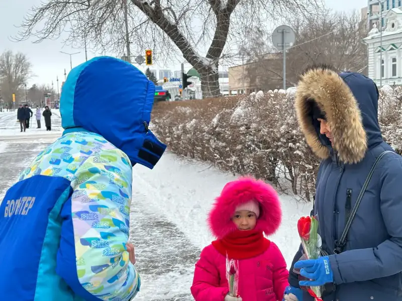 «Көктем шуағы»: в Астане волонтеры раздали женщинам цветы (10)
