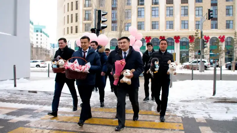 Цветы раздавали девушкам и женщинам в Астане (10)