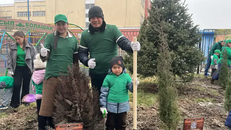 Именные деревья высадили дети с родителями в рамках экоинициативы «Таза Қазақстан» в Алматы (2)