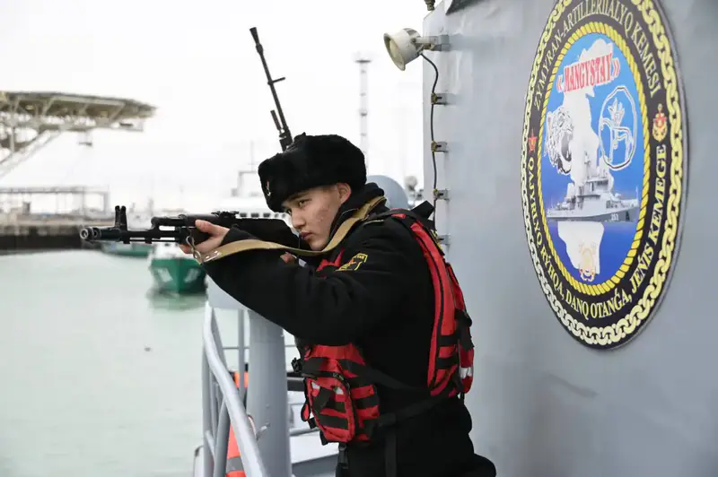 В Актау экипажи кораблей Военно-морских сил сдали курсовую задачу К-1 (4)