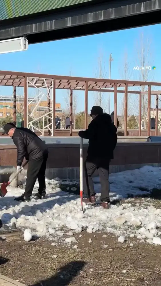 Сегодня жители Уральска вышли на первый в этом году общегородской субботник (3)