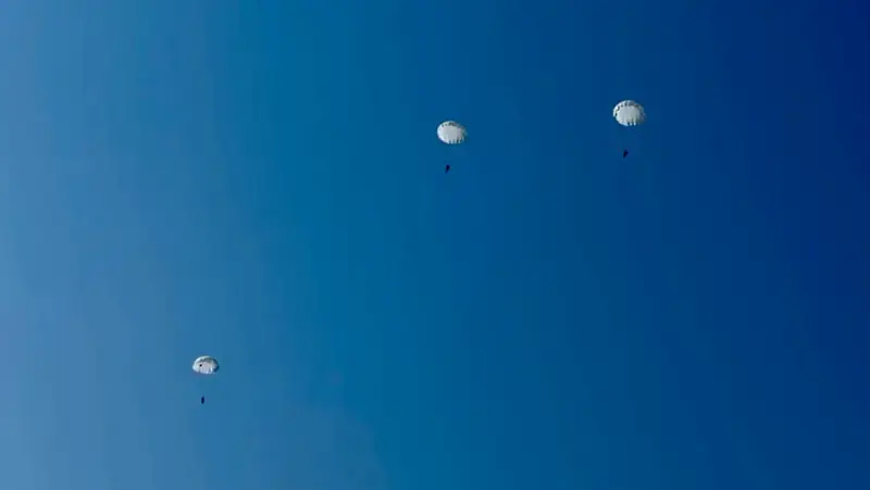 Курсанты военного института впервые выполнили учебные прыжки с парашютом (6)