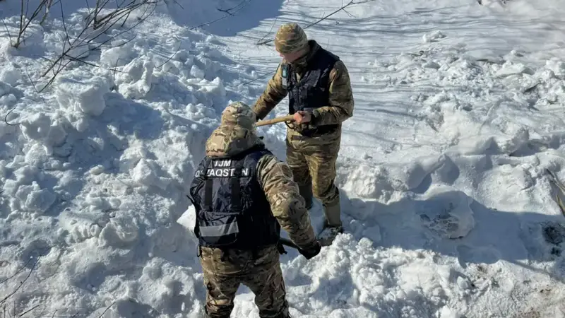В районе Алтай военнослужащие в целях противодействия паводкам провели очистку каналов (3)