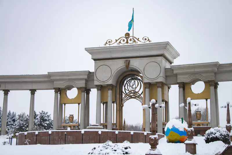 Парк первого президента в Алматы. Входная группа. Съёмка от 26 февраля 2026 года.